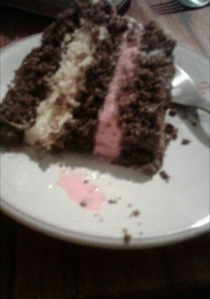 Una foto de Torta de chocolate y dos helados