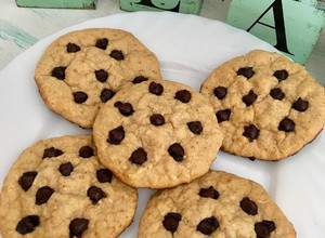 Una foto de Galletas de avena y mantequilla de maní con chips de choco