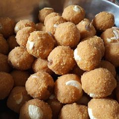 A picture of Besan Puri Ka Ladoo.