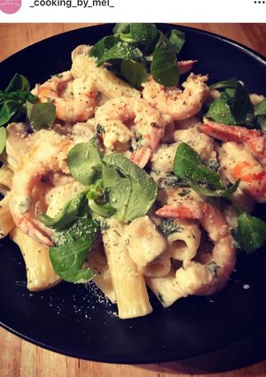 Une photo de Tortiglioni, crevettes sautées à l’ail et au persil, mâche, champignons, sauce au parmesan