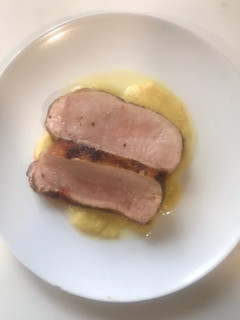 Una foto de Lomo asado con garrote y puré de manzana y piña