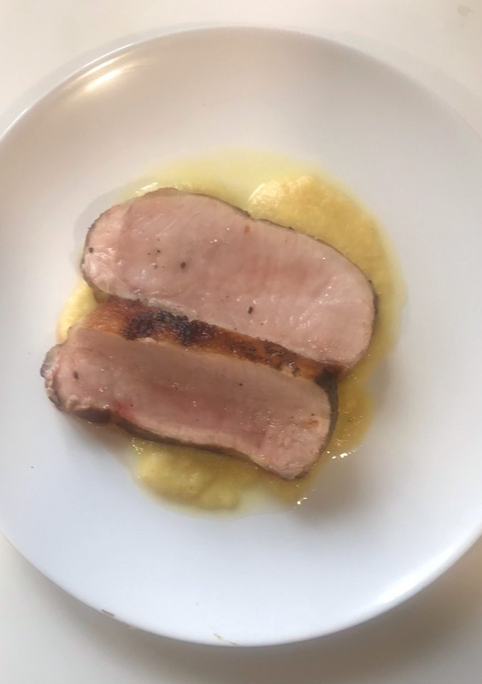 Una foto de Lomo asado con garrote y puré de manzana y piña