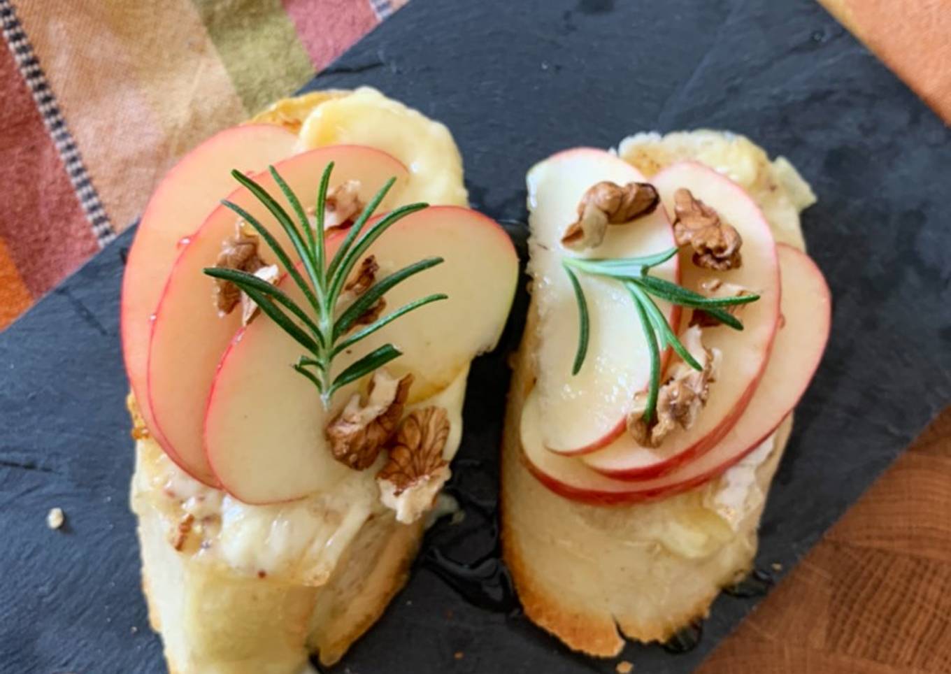 ☆Tartines Reblochon, Pommes, Miel et Romarin☆