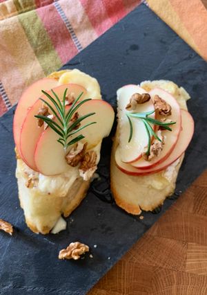 Une photo de ☆Tartines Reblochon, Pommes, Miel et Romarin☆