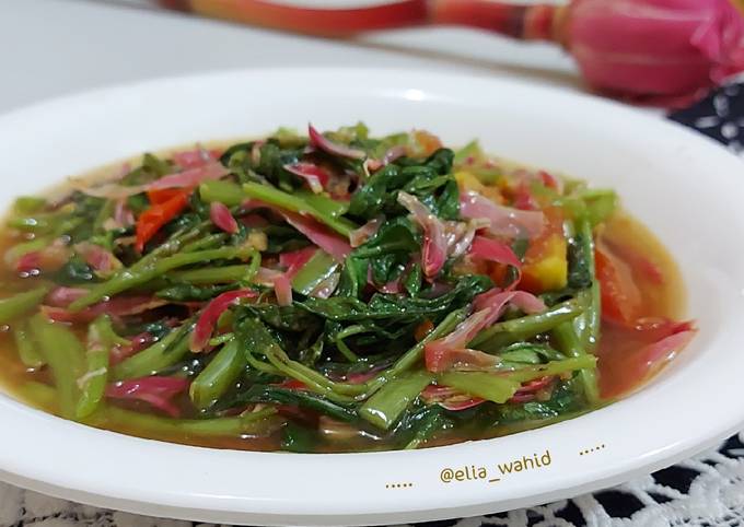 Cah Kangkung Saus Tiram yang siap disajikan di piring putih