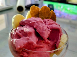 Foto principal de Helado de frutos rojos con plátano y espelta sin azúcar