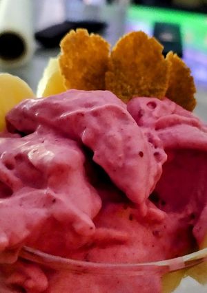 Una foto de Helado de frutos rojos con plátano y espelta sin azúcar