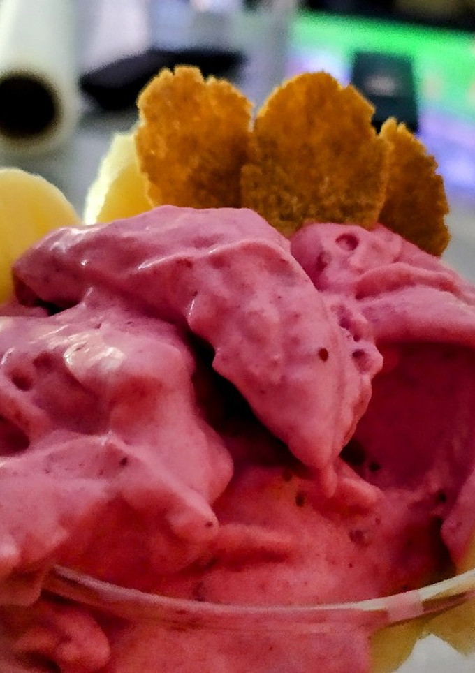 Una foto de Helado de frutos rojos con plátano y espelta sin azúcar