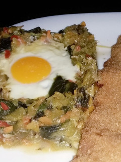 Una foto de Huevos en verduras al horno
