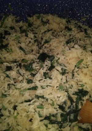 Una foto de Arroz con espinaca, y salsa blanca con cebolla