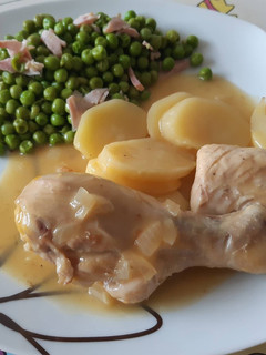 Una foto de Muslos de pollo con salsa de naranja y patatas