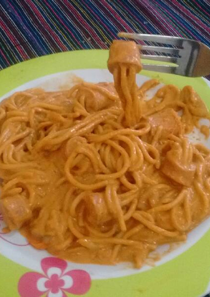Una foto de Pasta al chipotle con salchichas😍😘😘👍👍💖