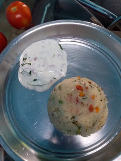காய்கறி ரவை உப்புமா வித் ரய்தா (veg rava upma with raitha recipe in tamil) செய்முறை முக்கிய புகைப்படம்