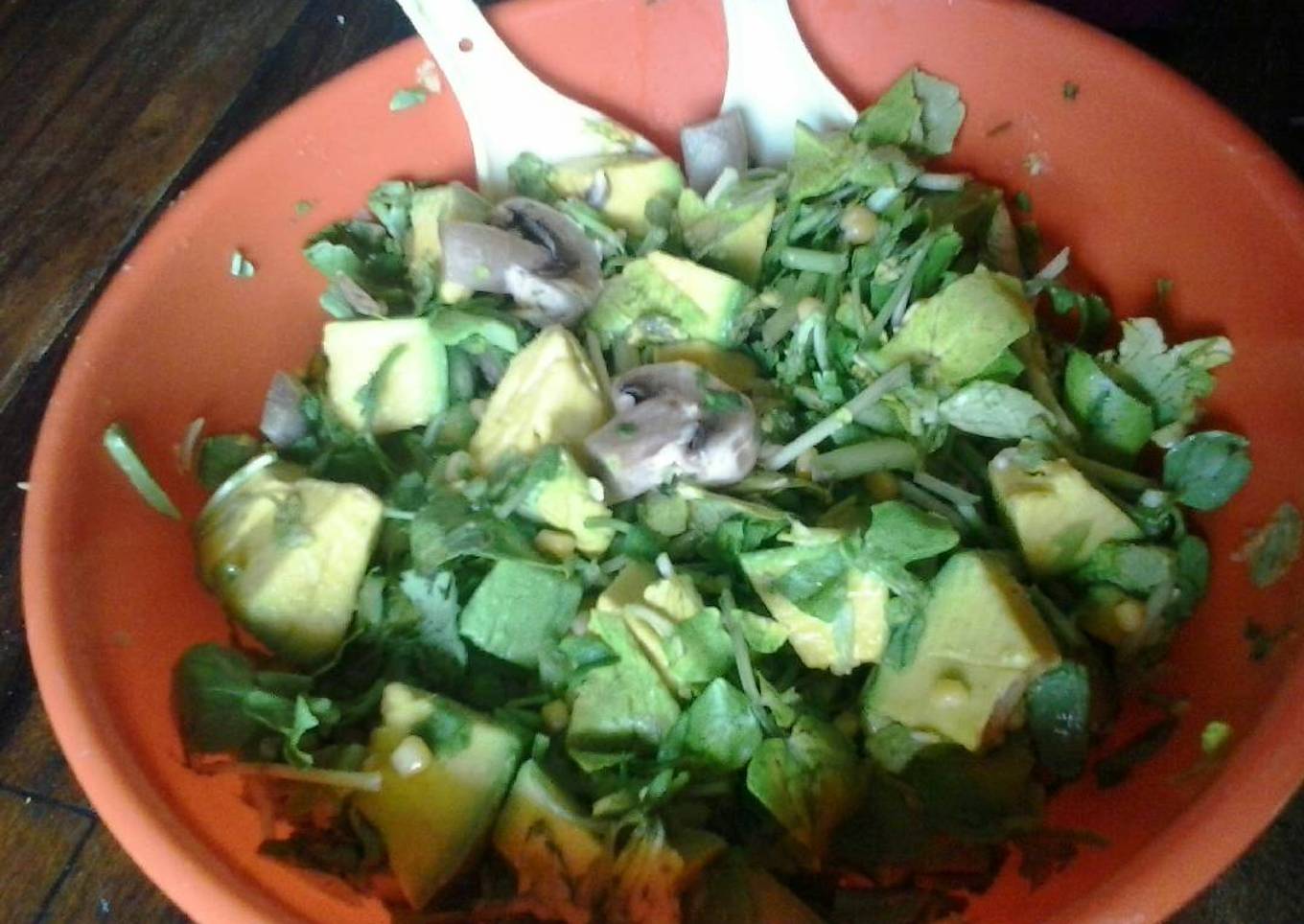 Ensalada de champiñones, aguacate y berros