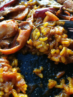 Una foto de Arroz de verduras, setas y calamares 🥘