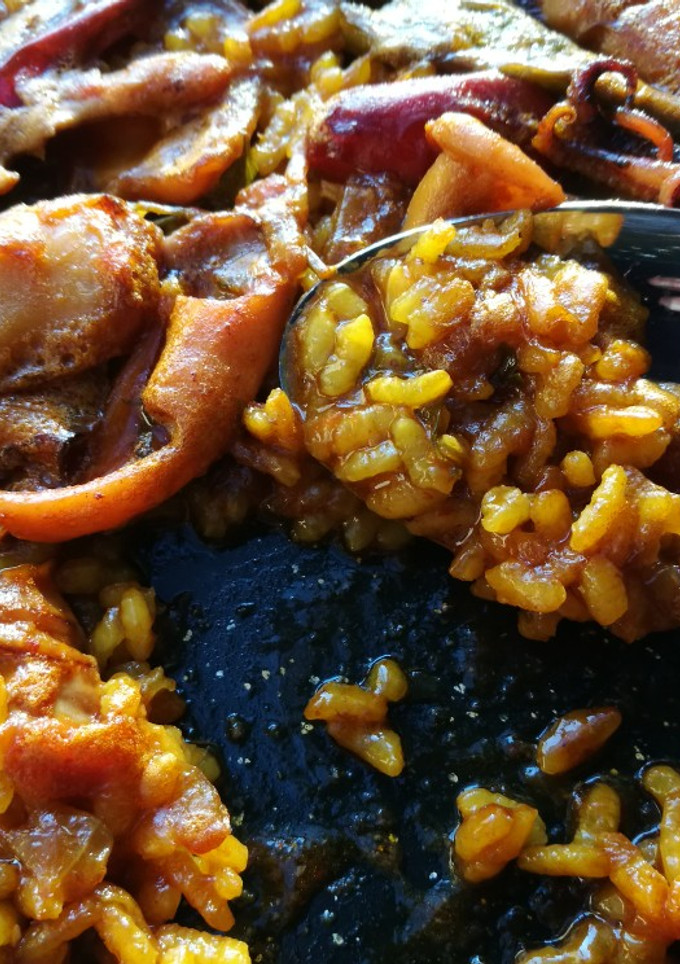 Una foto de Arroz de verduras, setas y calamares 🥘