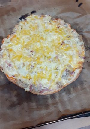 Una foto de Pizza carbonara