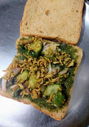 भेल ओपन सैंडविच (Bhel open sandwich recipe in Hindi) रेसिपी मुख्य फोटो