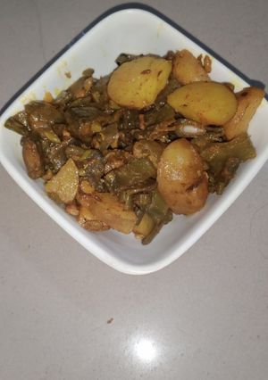 आलू सेम की सब्जी(aloo sem ki sabzi recipe in hindi) रेसिपी मुख्य फोटो