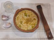 Una foto de pasta de colores caliente