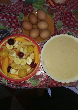 Una foto de Avena, ensalada de frutas y huevos