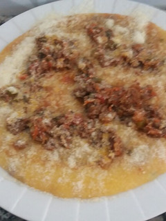 Una foto de Polenta con salsa bolognesa