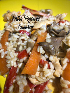 Una foto de Arroz integral con vegetales y pollo al curry con Quick quinoa & rice