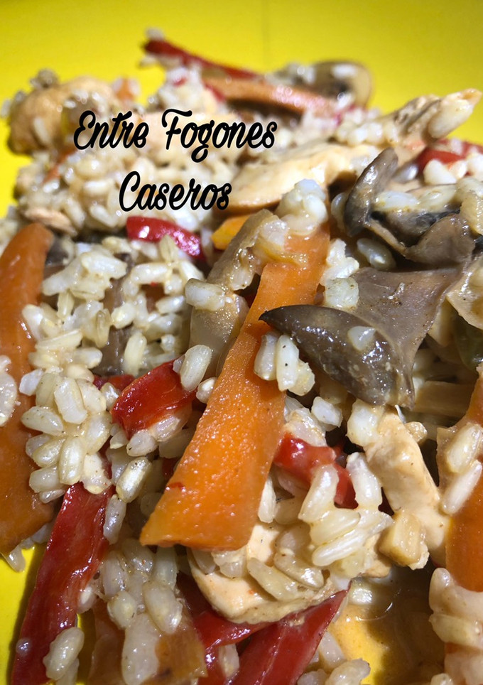 Una foto de Arroz integral con vegetales y pollo al curry con Quick quinoa & rice