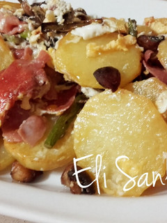 Una foto de Revuelto de papas, Trigueros, champiñones y jamón