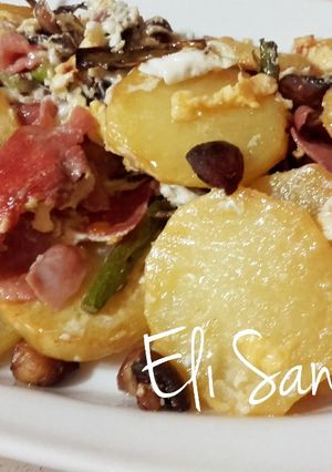 Una foto de Revuelto de papas, Trigueros, champiñones y jamón