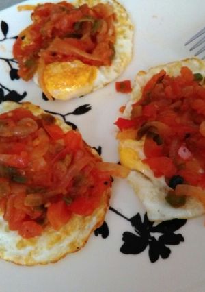 Una foto de Huevos estrellados con verdura