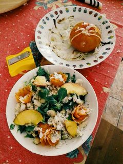 Una foto de Ensalada César con canónigos, bacalao y picatostes de avena