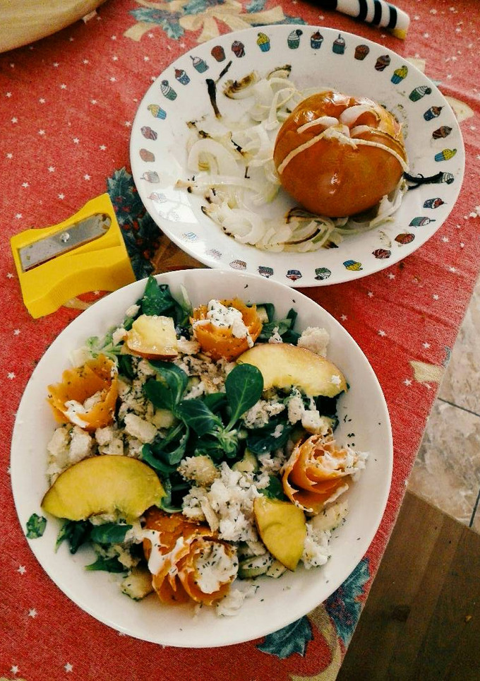 Una foto de Ensalada César con canónigos, bacalao y picatostes de avena