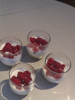 Una foto de 🍧Vasito de crema 🍦de yogur con frambuesas🍓