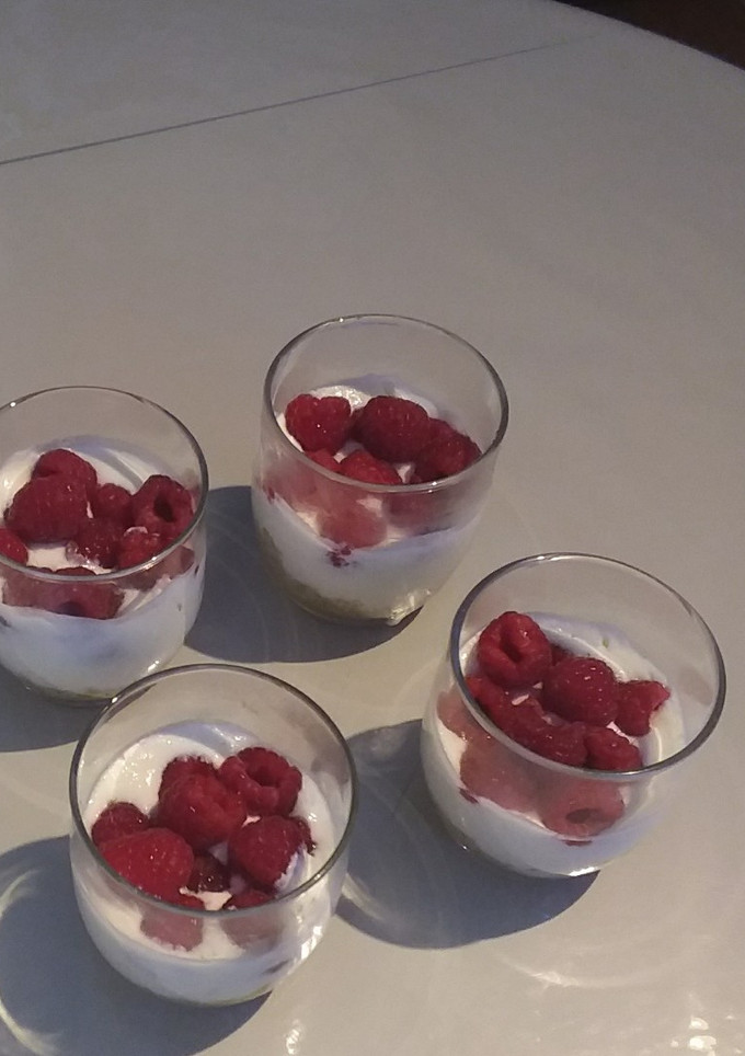 Una foto de 🍧Vasito de crema 🍦de yogur con frambuesas🍓