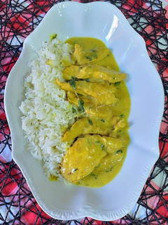 Una foto de Pechuga de pollo en salsa tandoori, cúrcuma y leche de coco