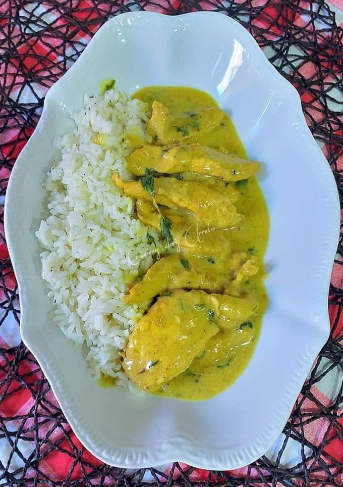 Una foto de Pechuga de pollo en salsa tandoori, cúrcuma y leche de coco