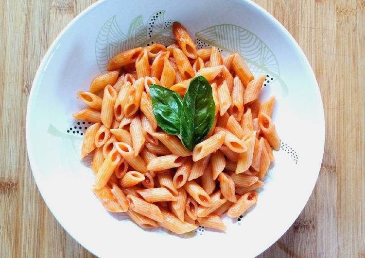 Mezze penne con sugo al tonno