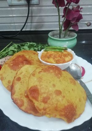 A picture of Sooji ki poori.
