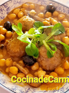 Una foto de Albóndigas con garbanzos y champiñones
