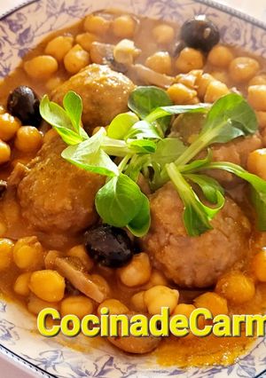 Una foto de Albóndigas con garbanzos y champiñones