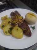 Picanha fatiada assada com batatas