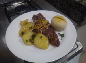 Foto de Picanha fatiada assada com batatas