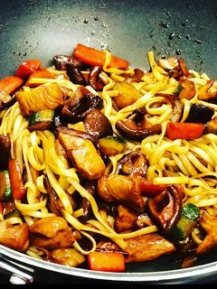 Una foto de Tallarines de arroz al wok con setas shiitake 🍂🍂🍄🍄