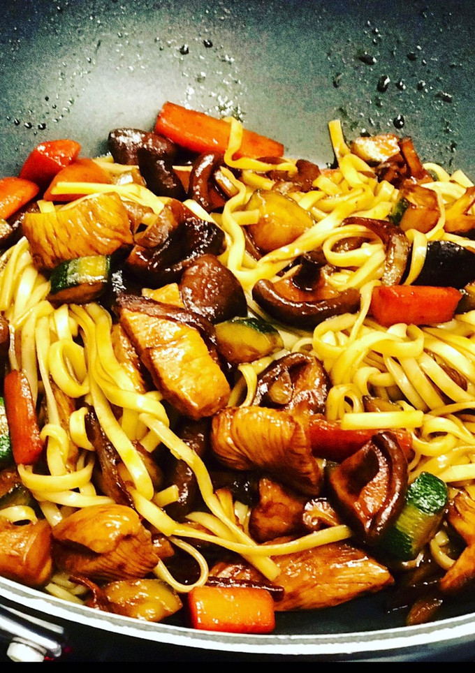 Una foto de Tallarines de arroz al wok con setas shiitake 🍂🍂🍄🍄