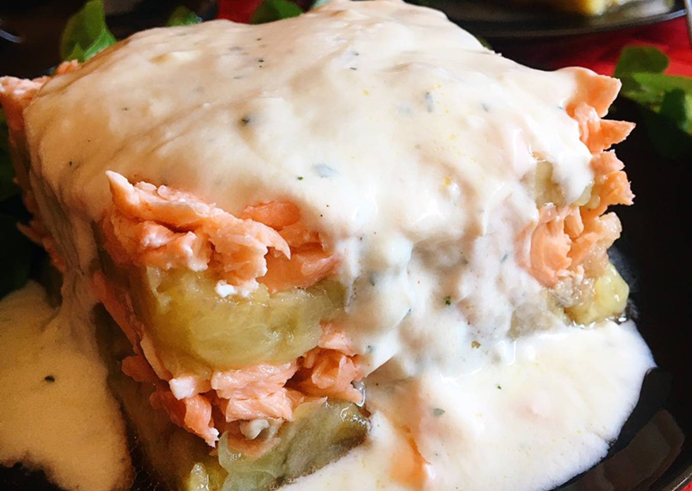 Tartar de berenjena y salmón con salsa de yogur