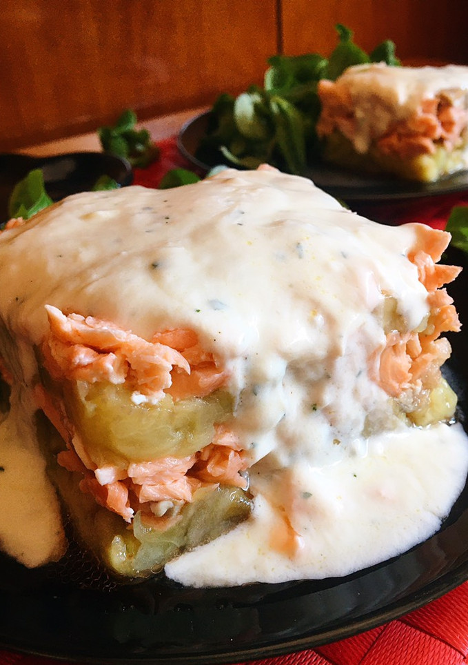 Una foto de Tartar de berenjena y salmón con salsa de yogur