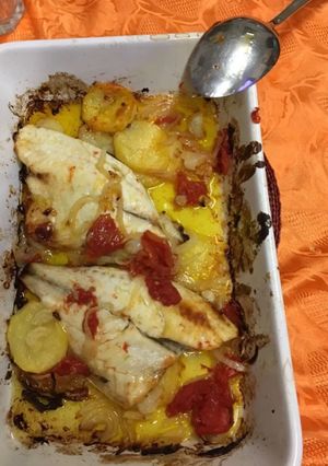 Foto di Platessa con contorno di patate,peperoni e cipolline