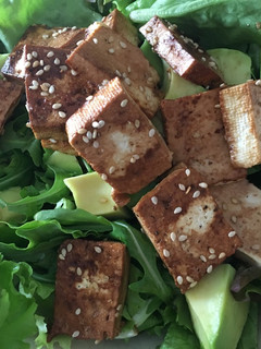 Una foto de Ensalada templada de tofu picante