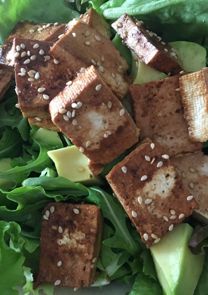 Una foto de Ensalada templada de tofu picante